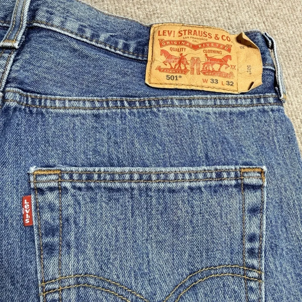 Levis 501 Original Fit Mens Jeans 33x30 Medium Wash Blue Button Fly Straight Leg